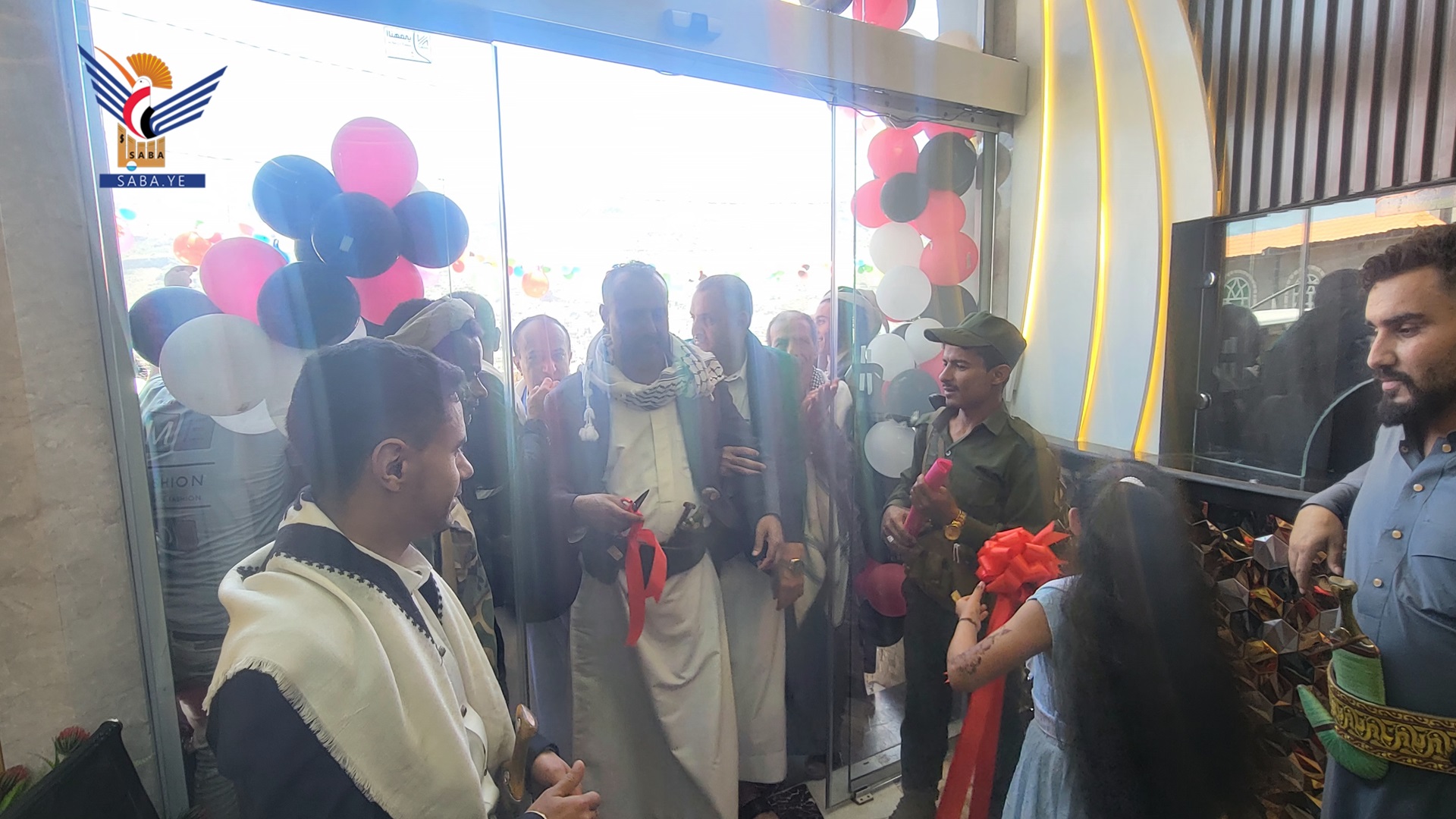 وزير الثقافة والسياحة يفتتح فندقا سياحيا في مدينة إب