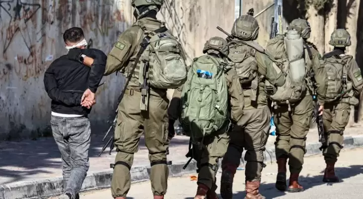 العدو الإسرائيلي يعتقل شابا فلسطينيا  شمال شرق رام الله