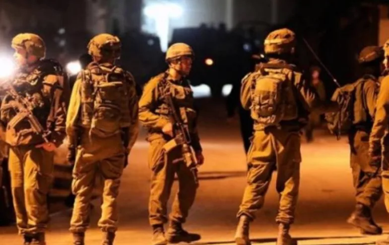 قوات العدو الإسرائيلي تقتحم مناطق متفرقة بالضفة الغربية وتعتقل فلسطينيا