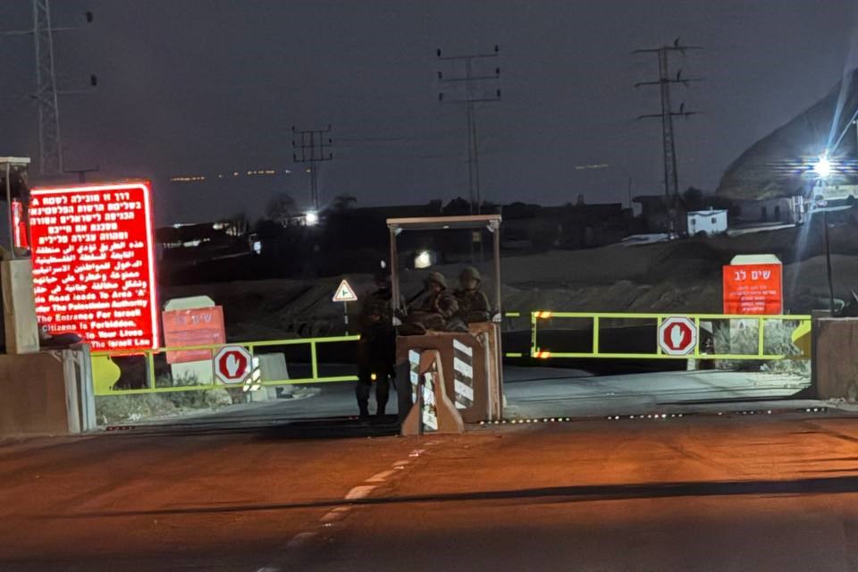 العدو الإسرائيلي يغلق مداخل أريحا بالاتجاهين