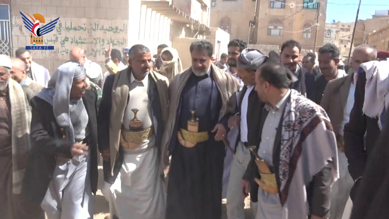 محافظ البيضاء يطلّع على سير العمل بمشروع رصف شارع الشهيد بمديرية العرش