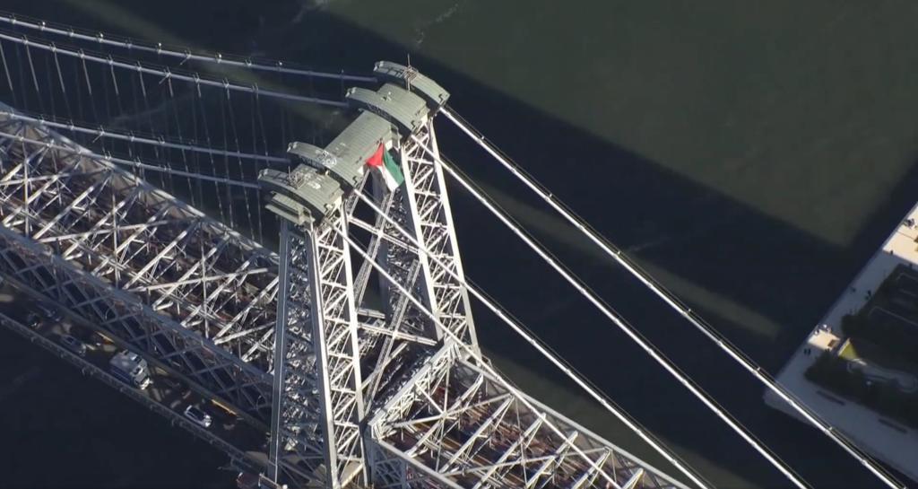 العلم الفلسطيني يرفرف فوق أكبر جسور ولاية نيويورك الأمريكية