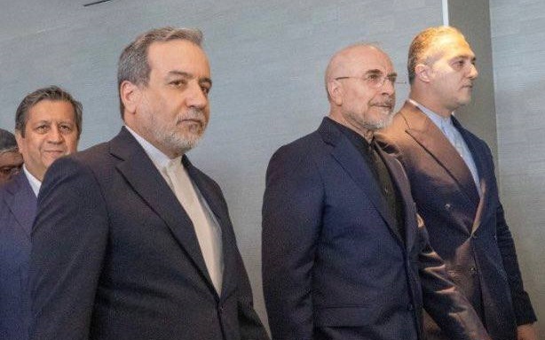 الوفد الإيراني المفاوض يتوجه إلى عُمان للقاء السلطان هيثم بن طارق