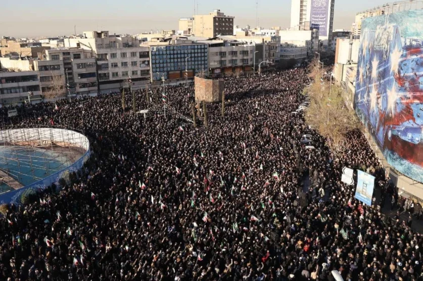 تظاهرات شعبية حاشدة في إيران حزناً على استشهاد السيد علي خامنئي
