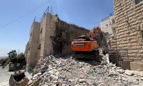 العدو الصهيوني يجبر مقدسياً على هدم منزله في بلدة صورباهر