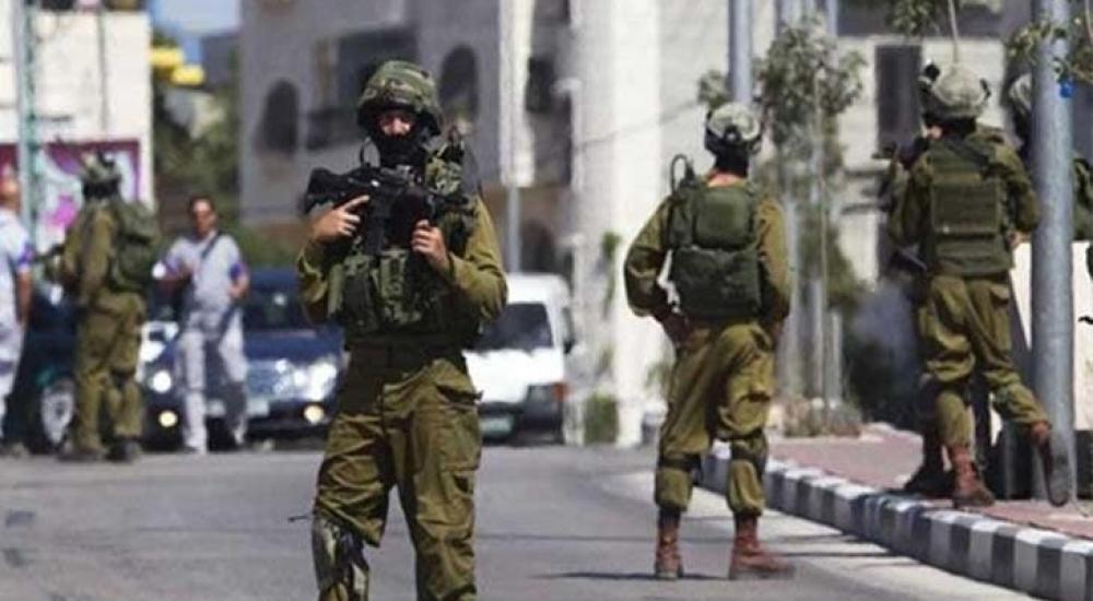 تميهدا لهدمها..العدو الصهيوني يسلم إخطارات لإخلاء منازل ومحال في العيزرية 