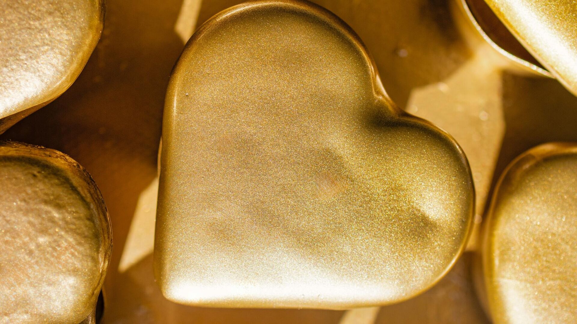 "تهديدات خطيرة"... الجزائر تحذر من تزيين حلويات العيد بأوراق ذهبية