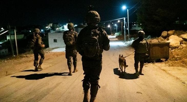 العدو الإسرائيلي يعتقل 5 فلسطينيين بينهم ثلاثة أطفال من دير أبو مشعل غرب رام الله ومدينة جنين