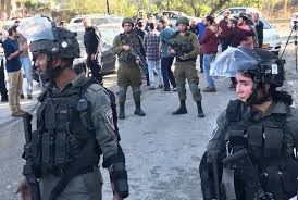 العدو الصهيوني يعتدي على مواطنين فلسطينيين جنوب نابلس