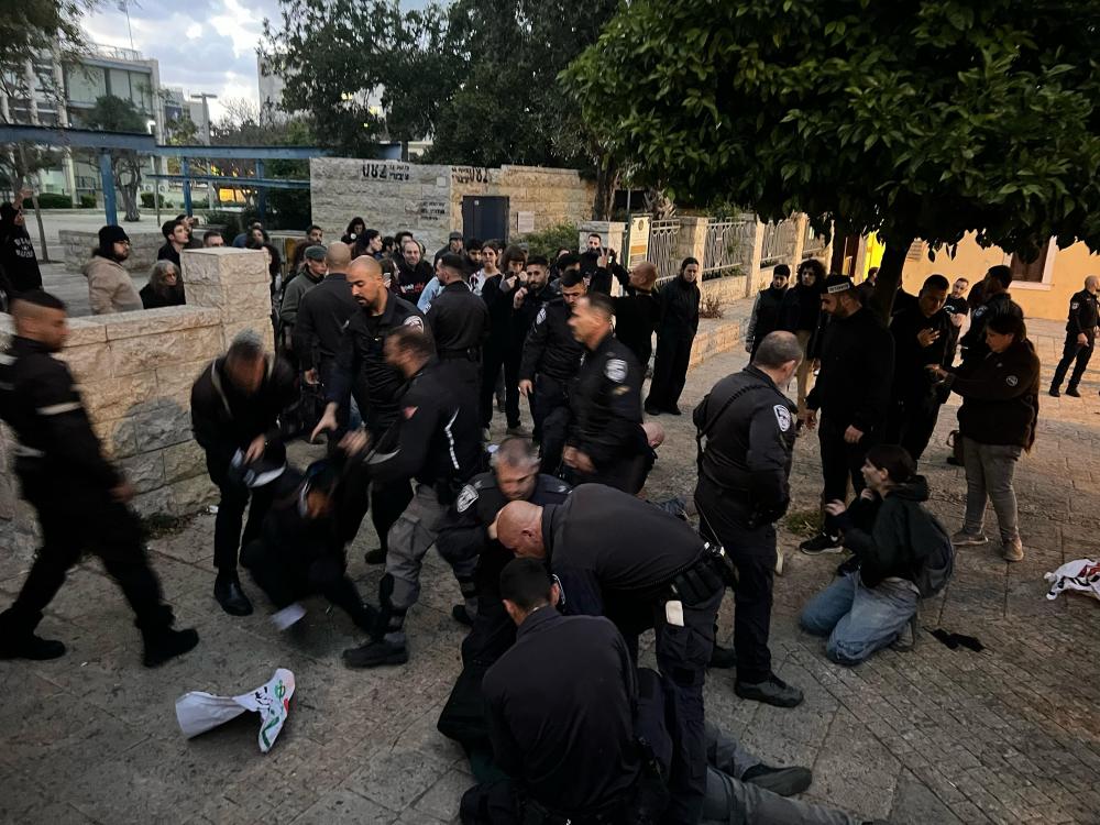 العدو يعتقل عدد من المشاركين في وقفة بحيفا المتحلة منددة بالإبادة على غزة 