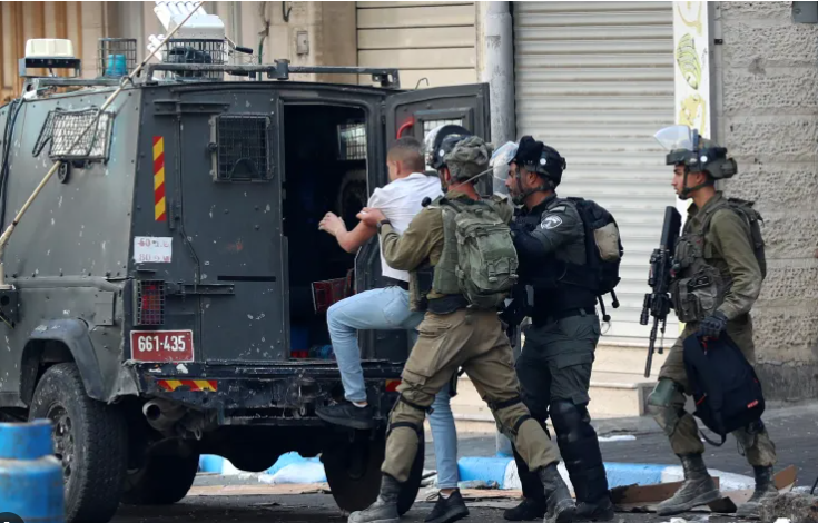 العدو الصهيوني يعتقل 25 فلسطينياً من الضفة والحصيلة تتجاوز الـ10.200 مُعتقل