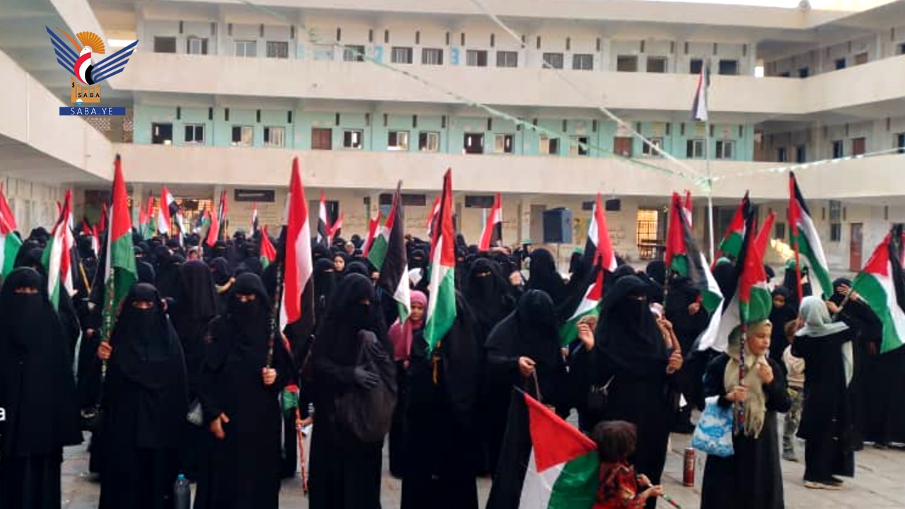 الحديدة.. وقفة نسائية تحت شعار "ثابتون مع غزة العزة.. بلا سقف ولا خطوط حمراء"