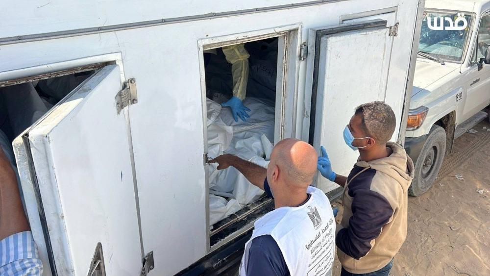 إدارة الأدلة الجنائية بغزة:انتشال جثامين الشهداء من المقابر المؤقتة وتوثيقها