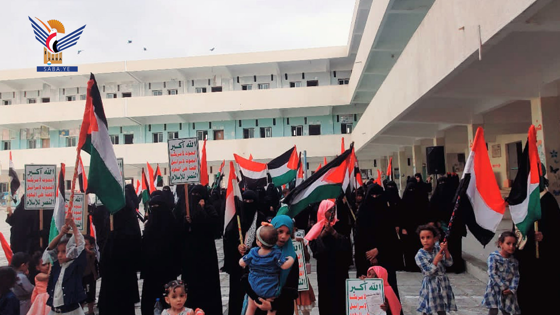 وقفة نسائية بالحديدة تجدّد الثبات مع غزة وتستنكر جرائم الإبادة والتجويع