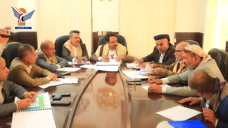 إدارية محلي صنعاء تناقش المواضيع المتعلقة بتنفيذ مشاريع خدمية