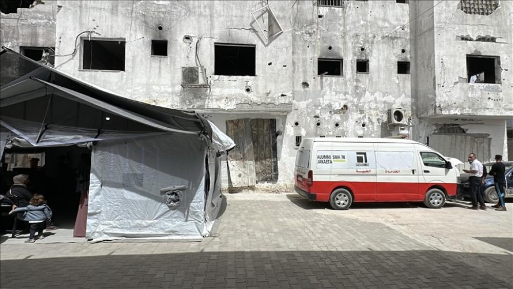 وفد من الصحة العالمية والهلال الأحمر يزور مستشفى العودة بغزة ويجلي مصابين وطواقم طبية