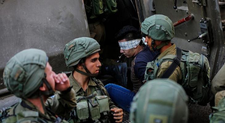 قوات العدو الاسرائيلي تعتقل عددا من الفلسطينيين في الضفة الغربية