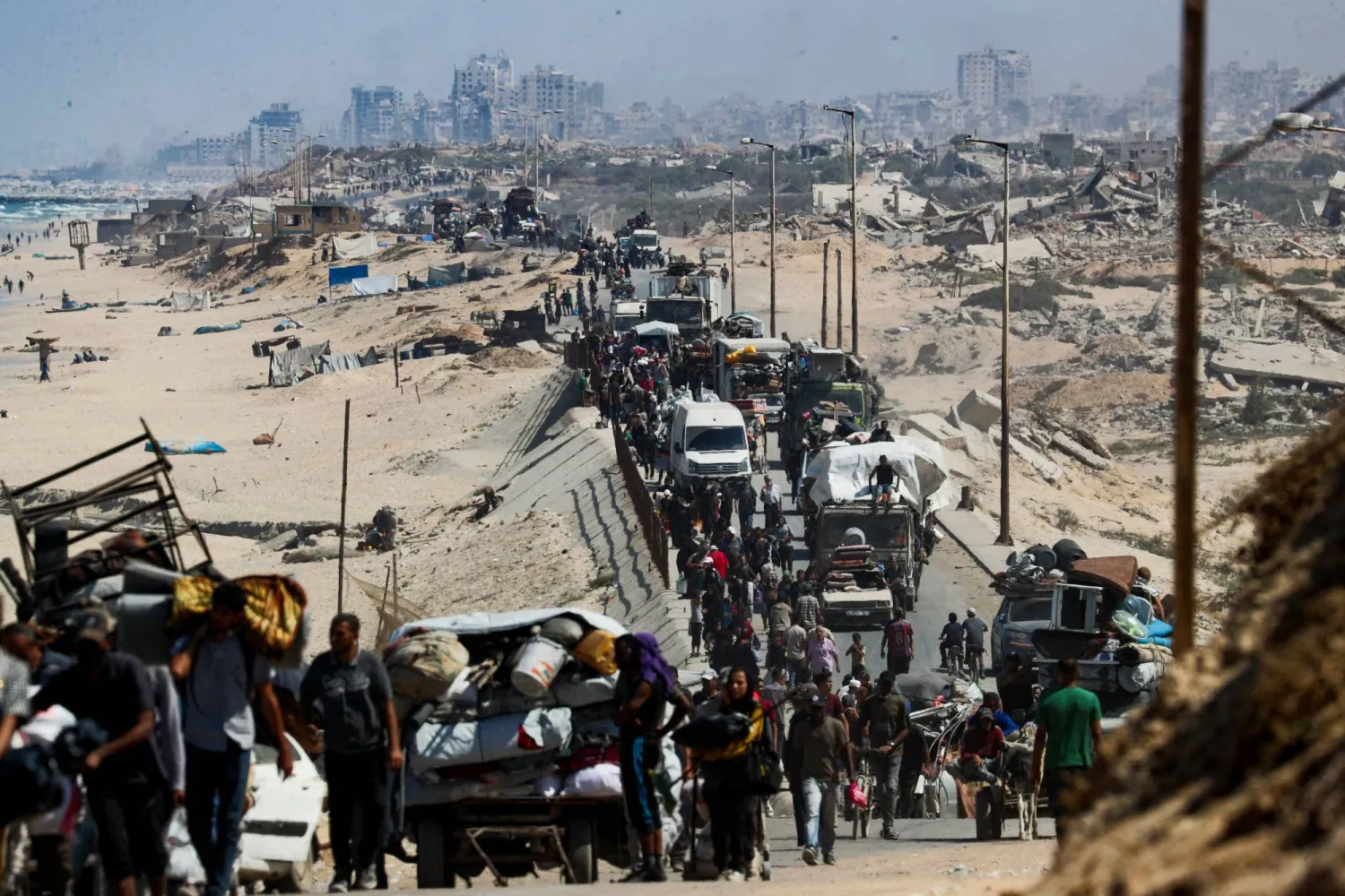 حكومي غزة يدين إغلاق العدو شارع الرشيد ضمن سياسة الحصار والإبادة الجماعية