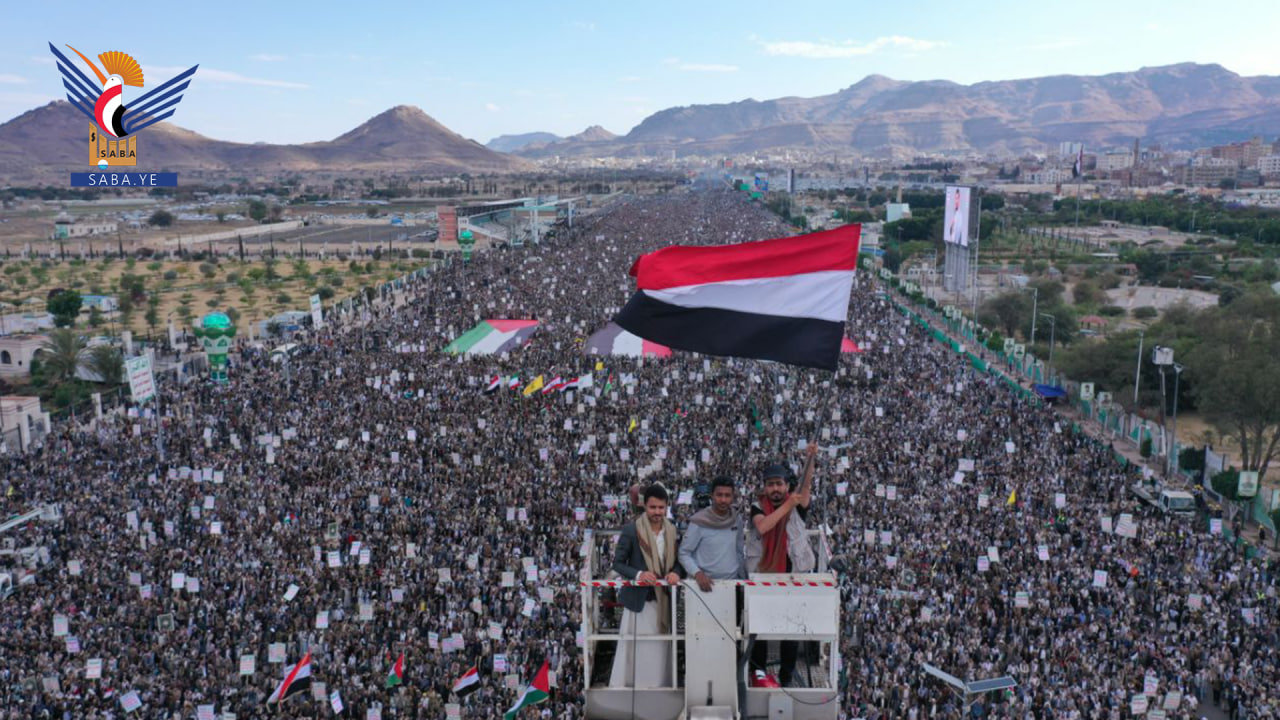 ملايين اليمنيين بالعاصمة صنعاء يعلنون التحدي في مواجهة أمريكا واستمرار إسناد غزة
