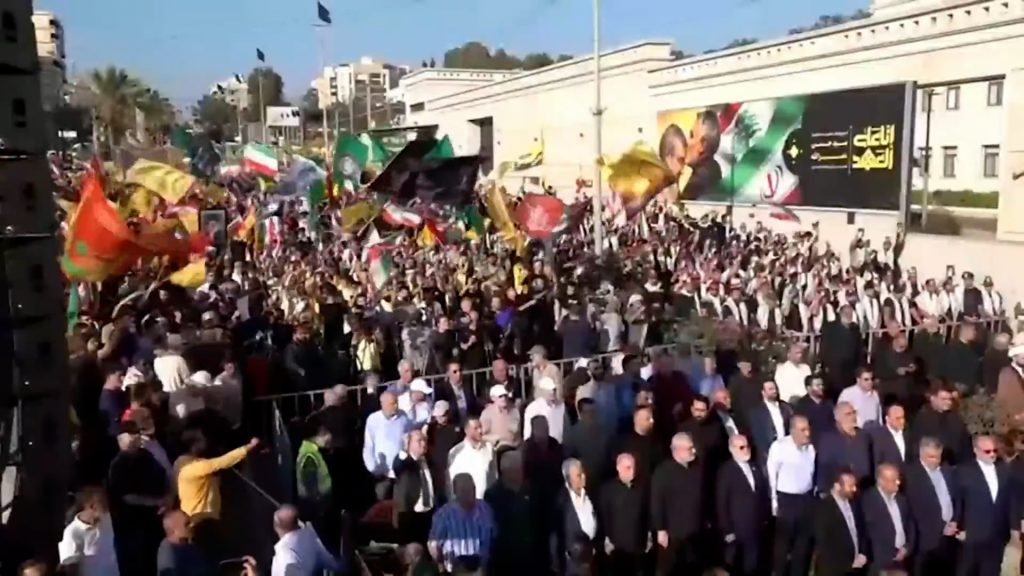 حزب الله يحتفي بانتصار إيران بوقفة تضامنية أمام سفارتها في بيروت