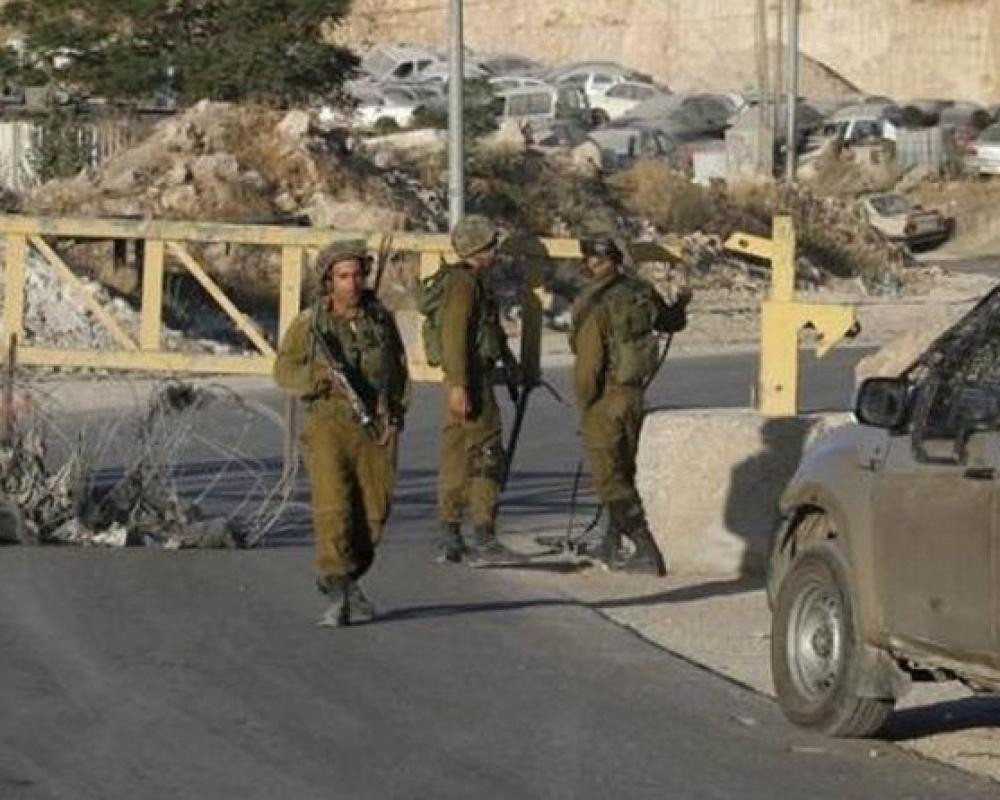 العدو الإسرائيلي ينصب حاجزا عسكريا في كفر مالك شرق رام الله ومستوطنون يقتحمون تجمع جبل البابا في العيزرية جنوب القدس المحتلة