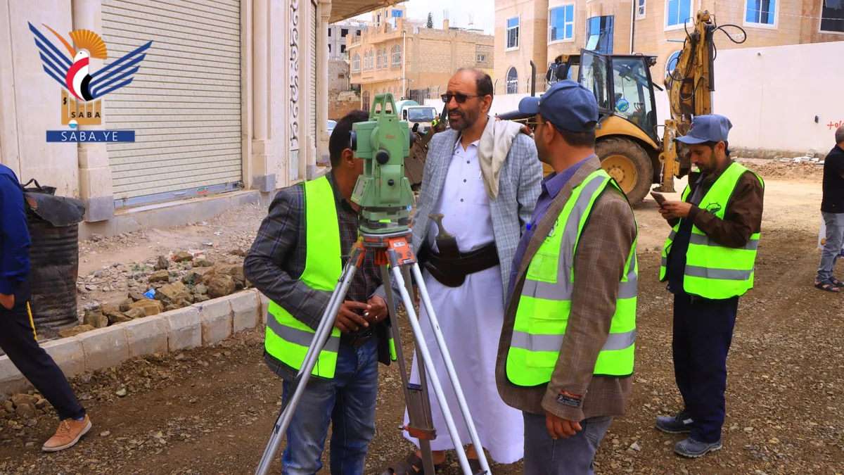 الوكيل المنتصر يتفقد مشروع شق وسفلتة شارع بمديرية صنعاء الجديدة 