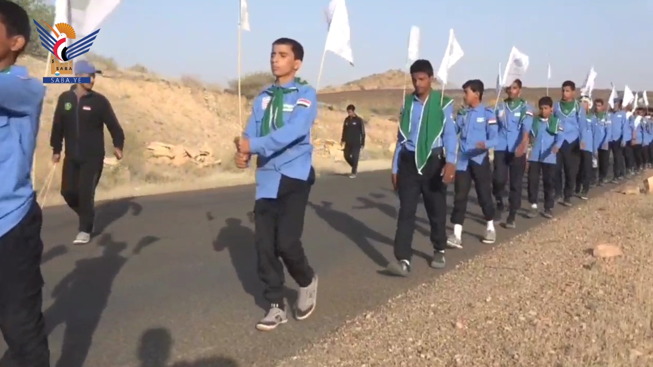 مسير لطلاب مدرسة السيد القائد الصيفية بمديرية صرواح في مأرب