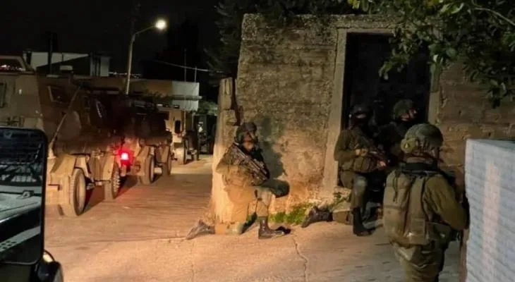 العدو الإسرائيلي يشن حملة اعتقالات ومداهمات واسعة في الضفة الغربية