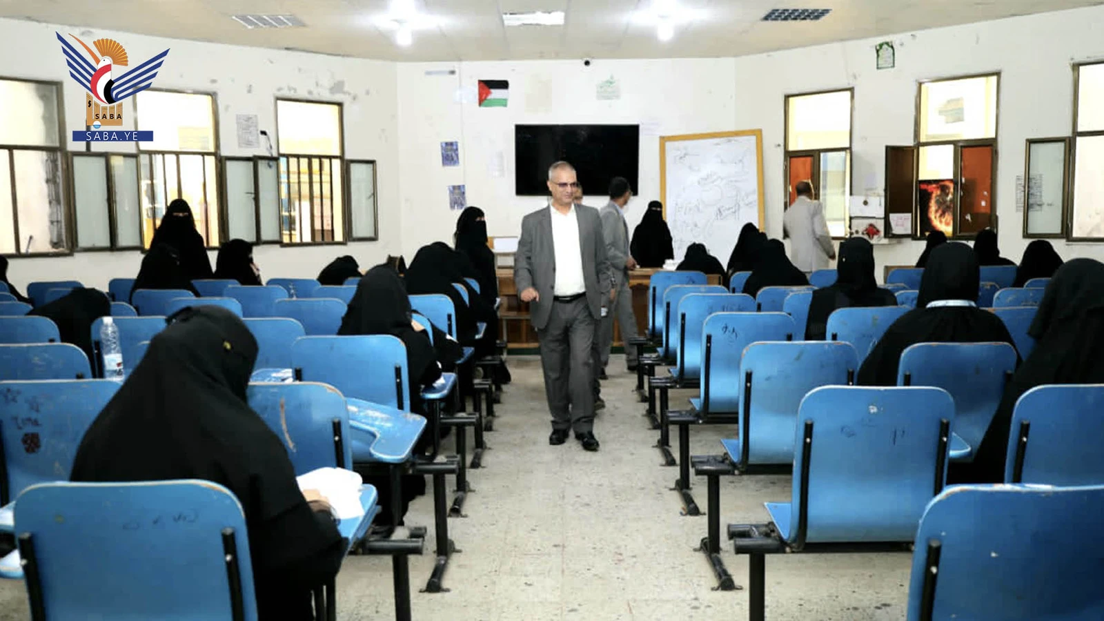  رئيس جامعة إب يدشن الاختبارات النهائية بكلية طب الأسنان