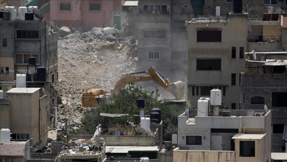 العدو الصهيوني يُجبر مقدسيًّا على هدم منزله في بيت حنينا