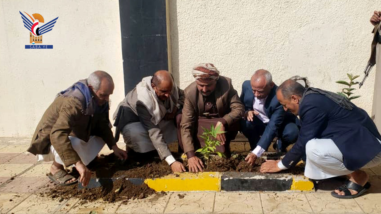 تدشين حملة تشجير ساحات المرافق الحكومية بمحافظة صنعاء  تدشين حملة تشجير ساحات المرافق الحكومية بمحافظة صنعاء