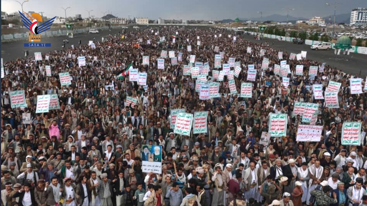 تعز.. حشود جماهيرية في 100 ساحة تأييداً لخيارات القيادة الثورية ورفضاً للعدوان