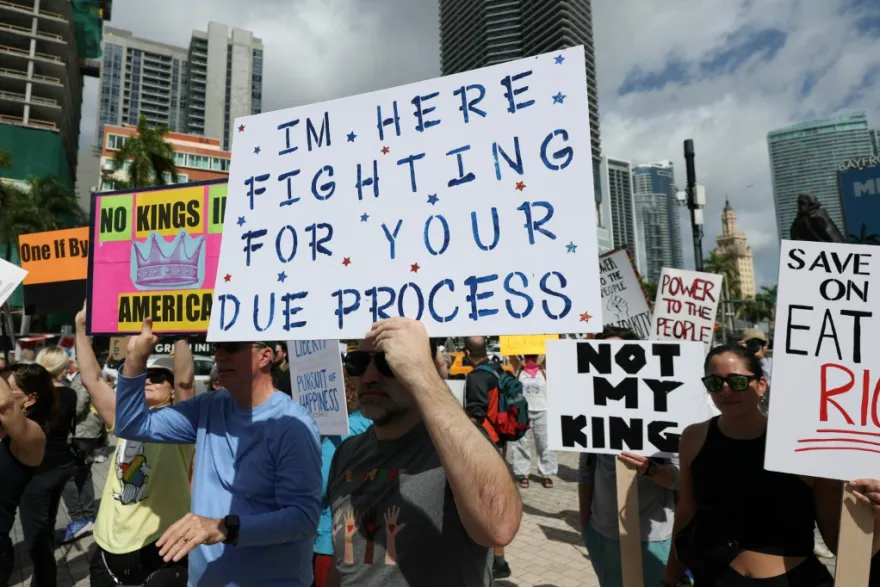 آلاف الأمريكيين يتظاهرون ضد ترامب