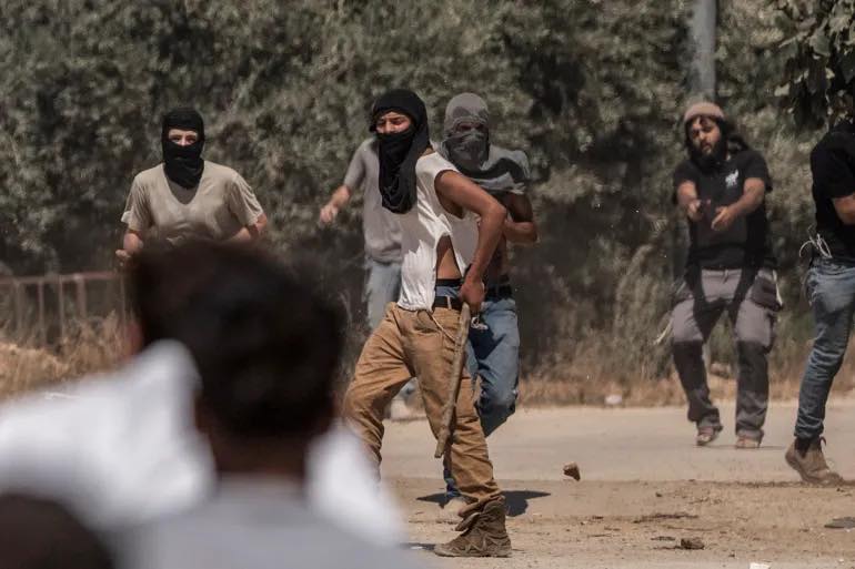 مستوطنون يجبرون عائلة فلسطينية على الرحيل غرب العوجا وآخرون  يضرمون النيران في أراضٍ زراعية شمال شرق رام الله      