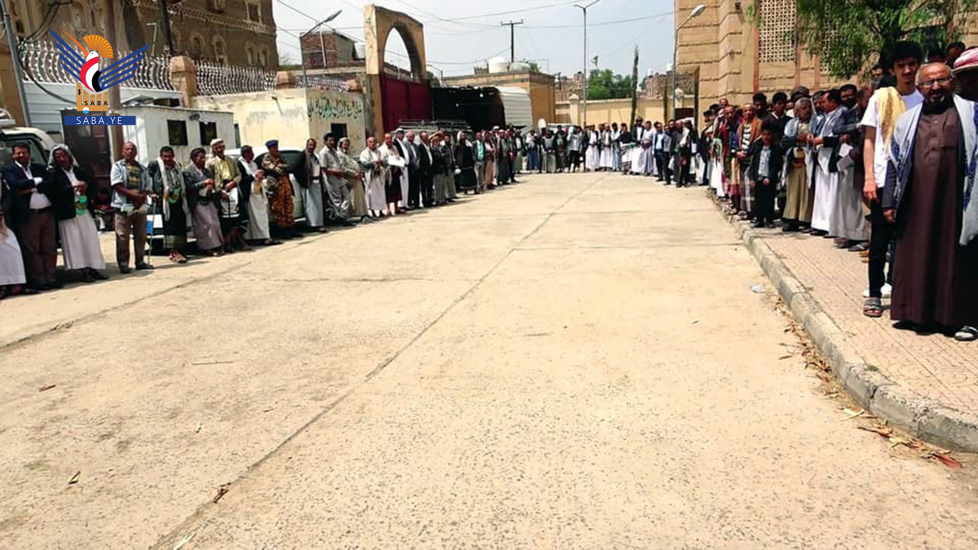 وقفة لمكتب التربية بصنعاء تفويضاً لقائد الثورة وتنديداً بالعدوان الإسرائيلي