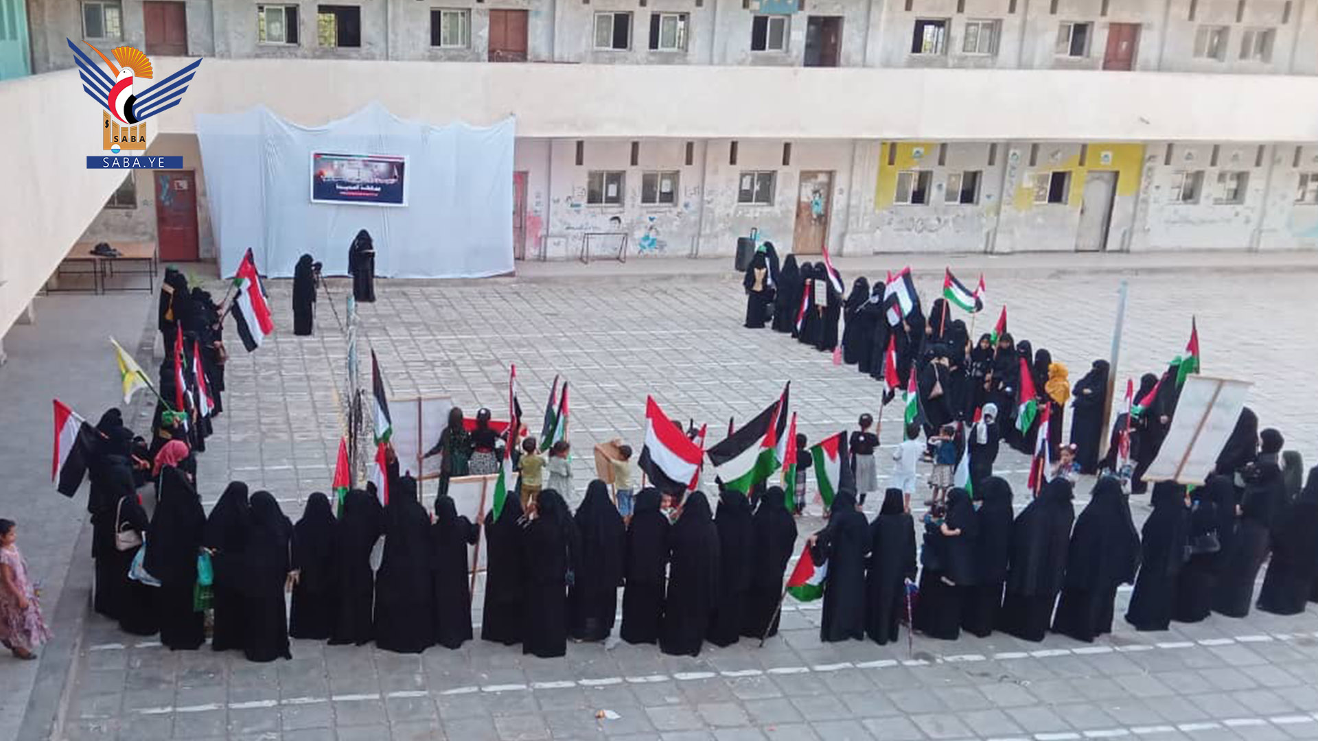  الهيئة النسائية بمربع مدينة الحديدة تنظم وقفة دعما لغزة وإيران