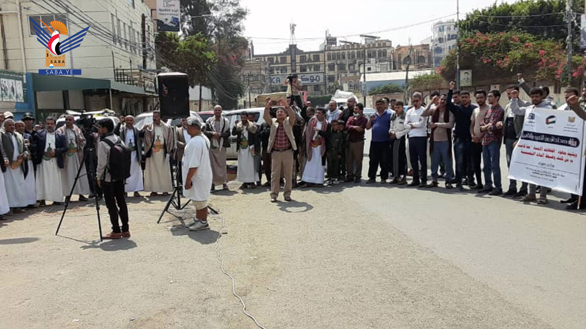 وقفة لموظفي التعليم الفني بأمانة العاصمة تفويضاً لقائد الثورة ومباركة الإنجاز الأمني