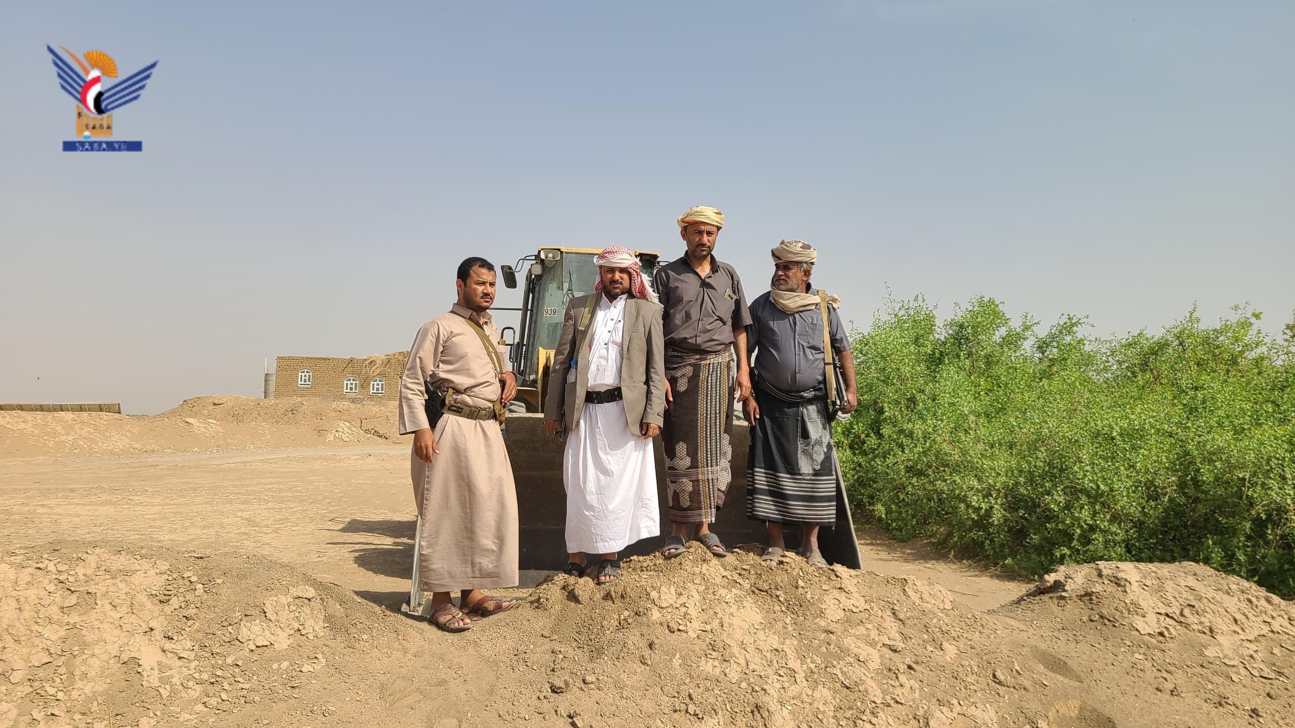 السلطة المحلية بالجوف تسلّم مشروع تأهيل طريق "خبز النعمانية" في المصلوب للمقاول