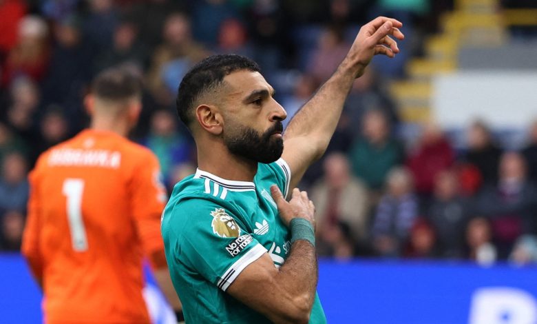 صلاح يقود ليفربول لفوز مثير على بيرنلي في الدوري الإنجليزي