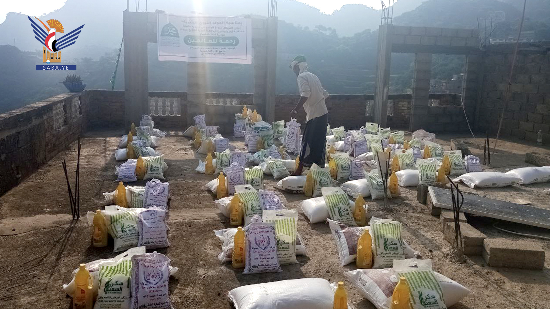 توزيع سلال غذائية للأسر الفقيرة بمديرية مقبنة في تعز