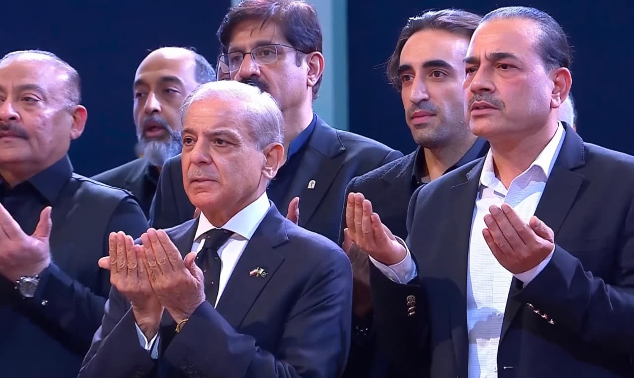 رئيس وزراء باكستان: نقف صفاً واحداً إلى جانب القيادة والشعب الإيراني