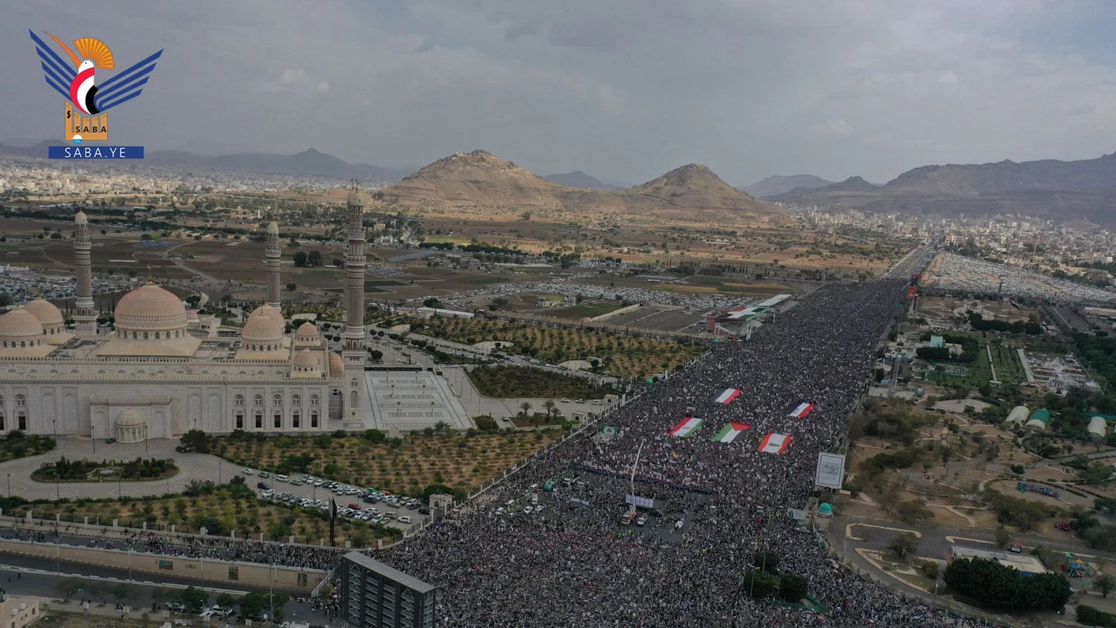 طوفان بشري بالعاصمة صنعاء في مليونية "جمعة التحذير والنفير"