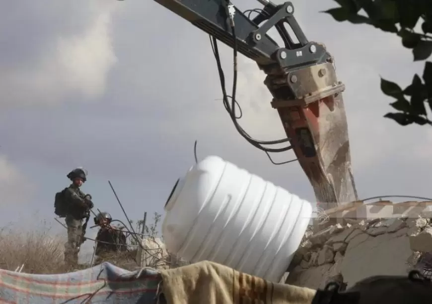 العدو الصهيوني يهدم أربع منشآت في حزما شمال شرق القدس ومنزلا ببيت لحم