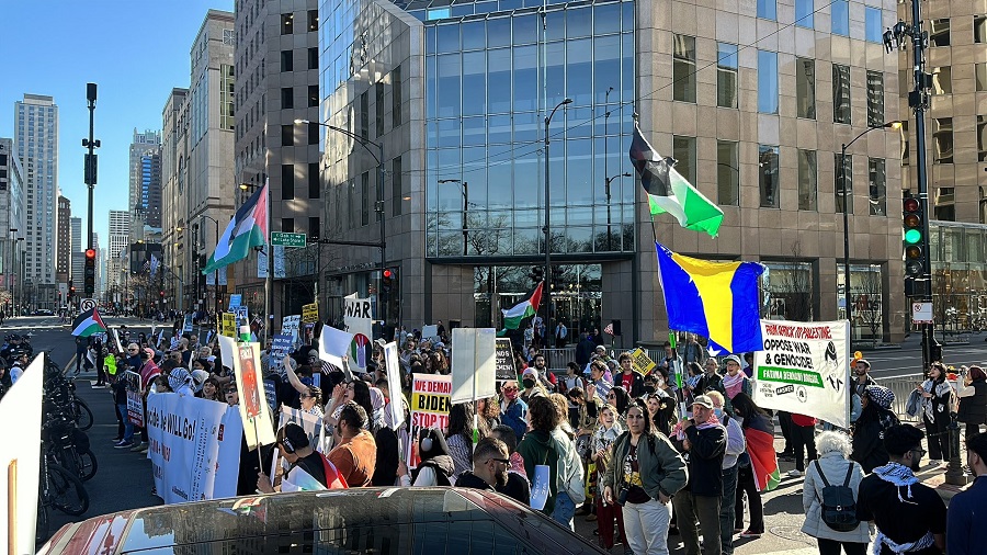 نشطاء يتظاهرون في مدينة شيكاغو ضد استمرار دعم بايدن للعدوان على غزة