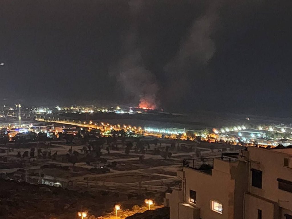 إعلام عبري: اندلاع حرائق ودوي انفجارات في حيفا جراء صواريخ إيرانية