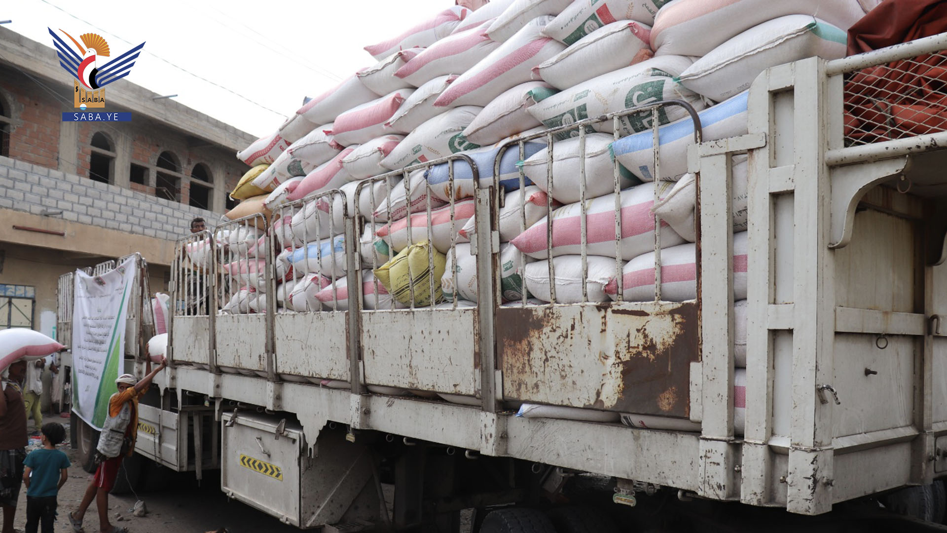 محافظ الحديدة يدشن المرحلة الثانية من تسويق الذرة الشامية بجمعية الجراحي