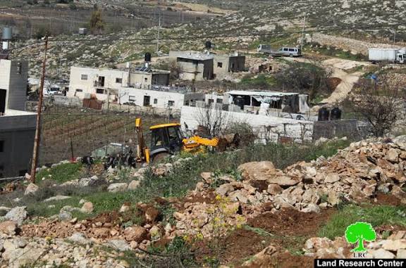 العدو الإسرائيلي يجرف أراضي ويهدم منازل ويغلق طرقًا بالضفة الغربية