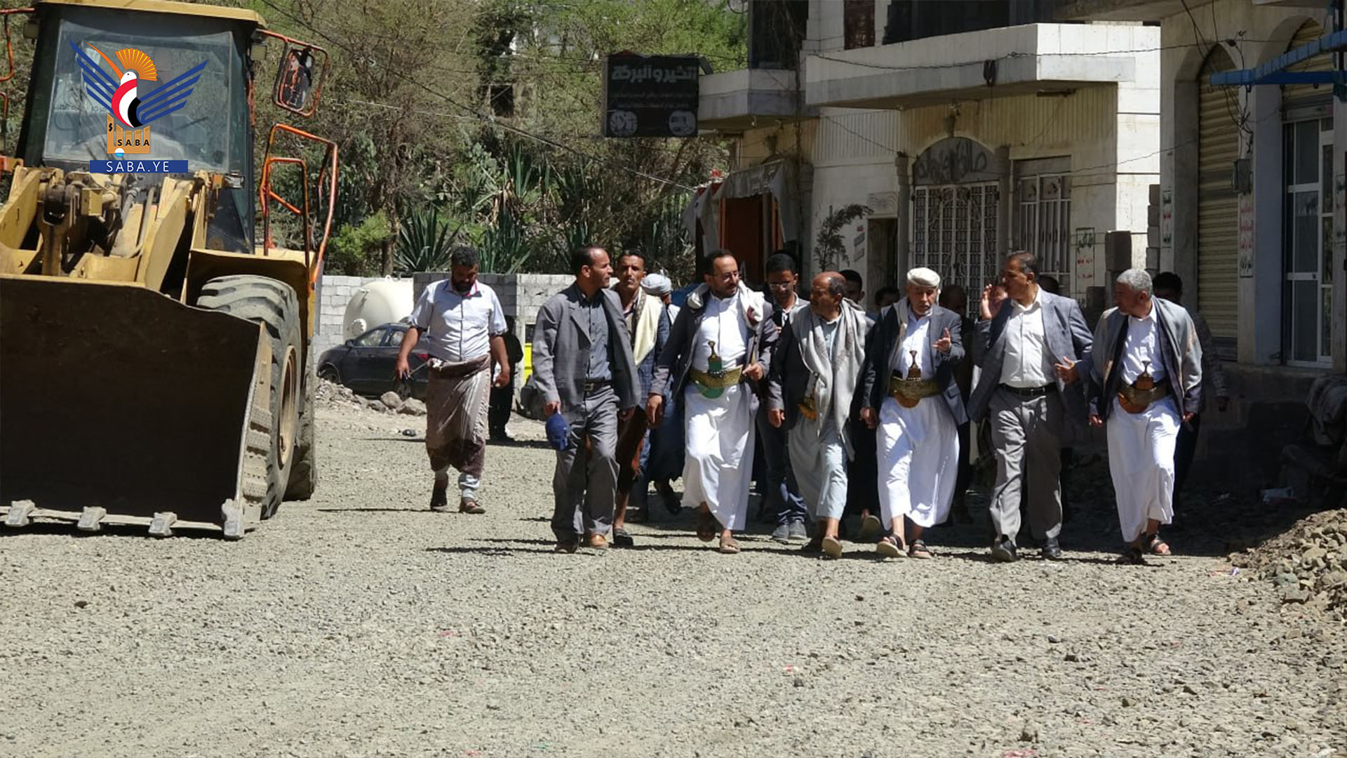 أمين محلي إب يتفقد مشروعين لرصف الطرق بمديرية الظهار  