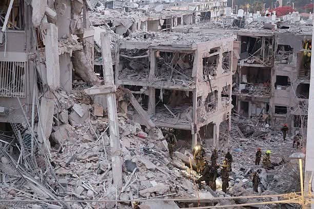 إعلام عبري: الصواريخ الإيرانية سوت جزءا من مستوطنة "بات يام" بالأرض