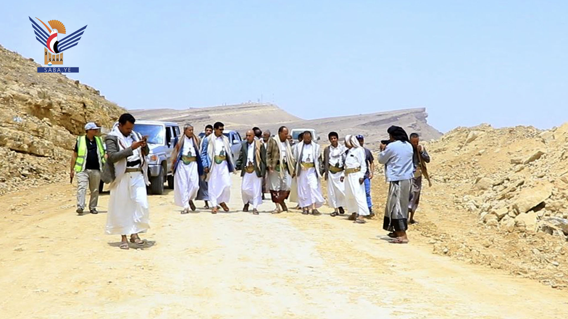 محافظ صعدة يتفقد سير العمل في مشروع شق طريق دماج - آل سالم